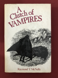 Livro - A Clutch Of Vampires - Raymond T. McNally - Bell