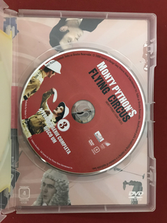 DVD Duplo - Monty Python's - Flying Circus - Seminovo - Sebo Mosaico - Livros, DVD's, CD's, LP's, Gibis e HQ's