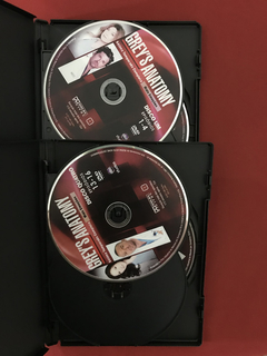 DVD - Grey's Anatomy Sétima Temporada Completa - Seminovo - Sebo Mosaico - Livros, DVD's, CD's, LP's, Gibis e HQ's