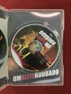DVD Duplo - Um Beijo Roubado - Dir: Wong Kar Wai - Sebo Mosaico - Livros, DVD's, CD's, LP's, Gibis e HQ's