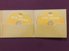 CD - The Hits Album The 70s Pop Album - 4 CDs - Importado - Sebo Mosaico - Livros, DVD's, CD's, LP's, Gibis e HQ's