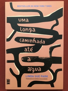 Livro - Uma Longa Caminhada Até A Água - Linda Sue Park - Ed. Martins Fontes - Seminovo