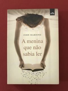 Livro - A Menina Que Não Sabia Ler - John Harding - Seminovo