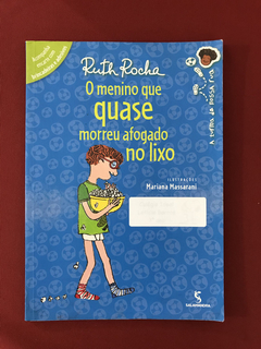 Livro - O Menino Que Quase Morreu Afogado No Lixo - Ruth R.