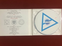 CD + DVD - Thirty Seconds To Mars - This Is War - Seminovo - Sebo Mosaico - Livros, DVD's, CD's, LP's, Gibis e HQ's