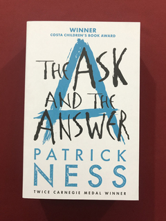 Livro - The Ask And The Answer - Patrick Ness - Seminovo