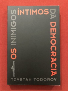 Livro - Os Inimigos Íntimos Da Democracia - Todorov - Autog - Seminovo