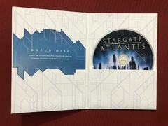 DVD - Box Stargate Atlantis - 5 Temporadas - Importado - Sebo Mosaico - Livros, DVD's, CD's, LP's, Gibis e HQ's