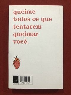 Livro - A Bruxa Não Vai Para A Fogueira Neste Livro - Amanda Lovelace - Seminovo - comprar online