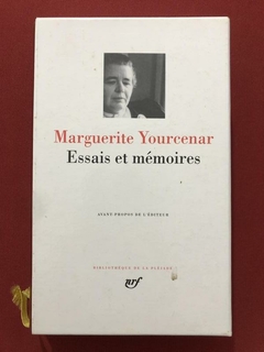 Livro - Essais Et Mémoires - Marguerite Yourcenar - Ed. Gallimard - Seminovo