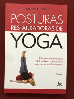 Livro - Posturas Restauradoras De Yoga - Sandro Bosco - Editora Matrix - Seminovo