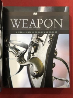 Livro - Weapon - A Visual History Of Arms And Armour - Sebo Mosaico - Livros, DVD's, CD's, LP's, Gibis e HQ's