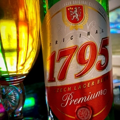 Cerveja 1795 Lager República Tcheca Clara 500ml Kit com Copo - Newness Bebidas