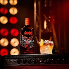 Whisky Ballantine´s Finest ACDC Edição Rock True Music 750ml - Newness Bebidas
