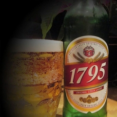 Cerveja 1795 Lager República Tcheca Clara 500ml Kit com Copo - loja online