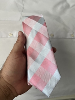 Gravata Slim Fit Xadrez Rosa e Cinza na internet