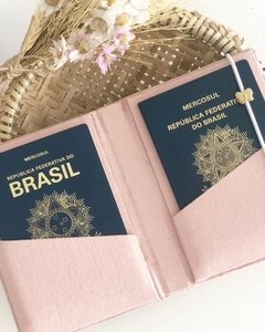 Porta Passaporte Monograma Rose - Love Craft 