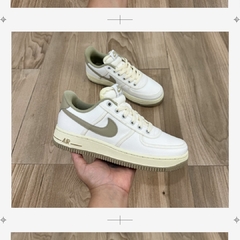 NIKE AIR FORCE 1 BEGE na internet