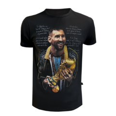 Remera Algodón modelo Lionel Messi Campeón del Mundo Con letra de "Muchachos, ahora nos volvimos a ilusionar" - Adulto