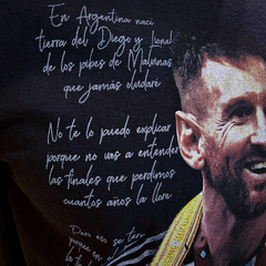 Remera Algodón modelo Lionel Messi Campeón del Mundo Con letra de "Muchachos, ahora nos volvimos a ilusionar" - Adulto en internet
