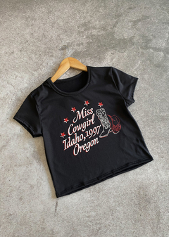 Remera m-corta morley poli estampada “Miss Cowgirl Idaho1997 Oregon” #4033-E - comprar online