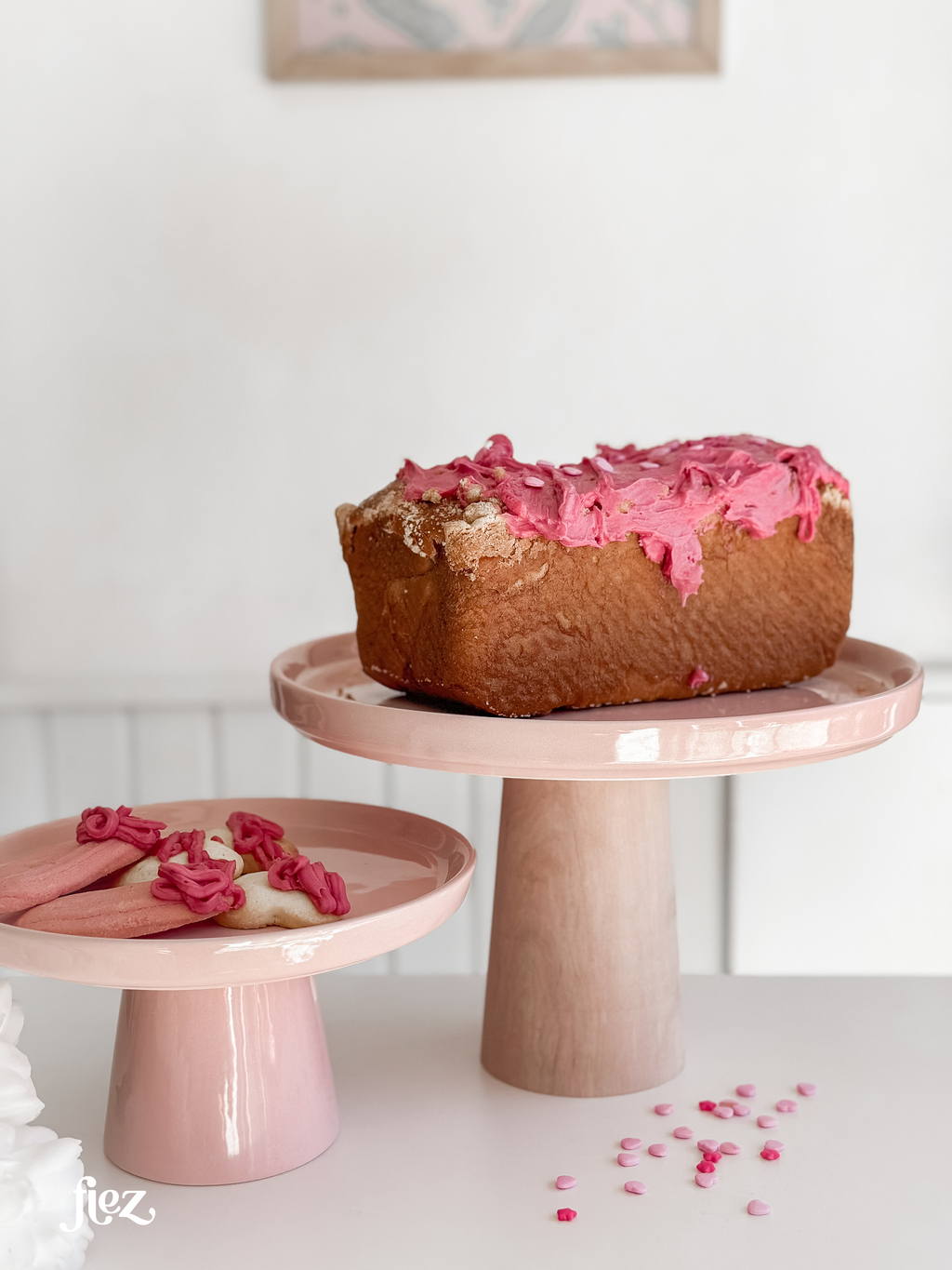 pie de torta de ceramica y madera