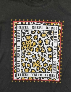 Remera Rebel Print Premium Con Tachas Algodon Peinado 30-1 Art 1677 - amaika