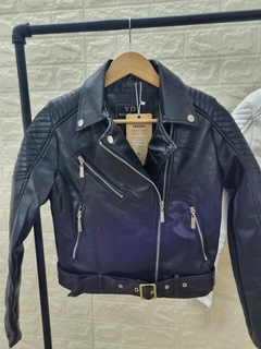 Campera PU Cruzada con bolsillos Detalles de pespunte en los hombros cierres broches y cinturón Art 7228 - tienda online