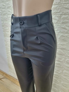 Pantalón Recto Engomado con pinzas y bolsillos art 2141 - tienda online