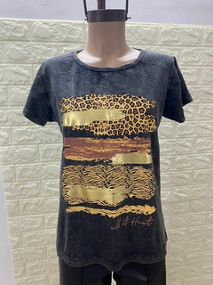 Remera lavada Animal Print con engomado en dorado. Art: 1782 en internet