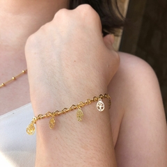 Pulseira Com Pequenos Pingentes De árvore Da Vida Folheado Em Ouro 18k na internet