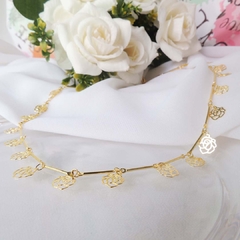 Colar Com Corrente Com Mini Flores Folheado Em Ouro 18k na internet