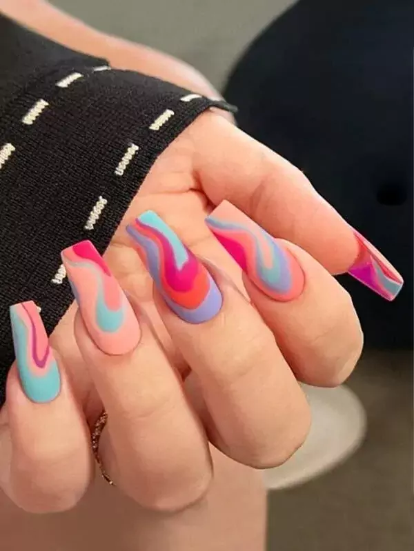 Unhas postiças decoradas listras azul, roxo e rosa