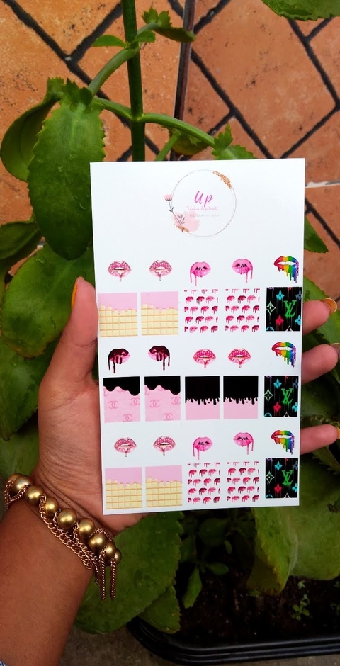 Stickers para las uñas con diseños de Louis Vuitton, Chanel, Dior