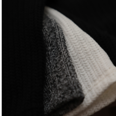 Imagem do Blusa ombro a ombro decote dobrado em crochet manga longa com dedinho