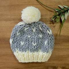 Gorro de lana pintitas gris