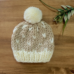 Gorro de lana pintitas camel