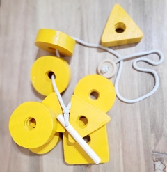 Juguete enhebrador de figuras geometricas amarillo