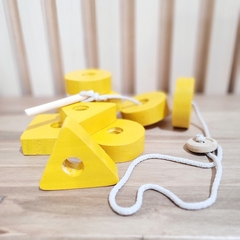Juguete enhebrador de figuras geometricas amarillo - comprar online