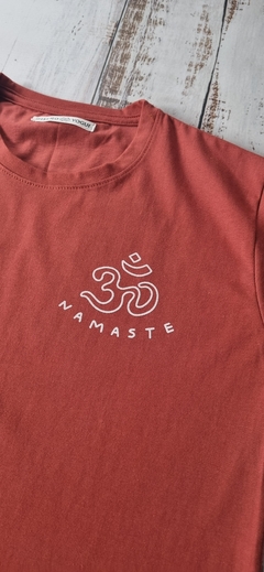 REMERA OM/NAMASTE- basica unisex