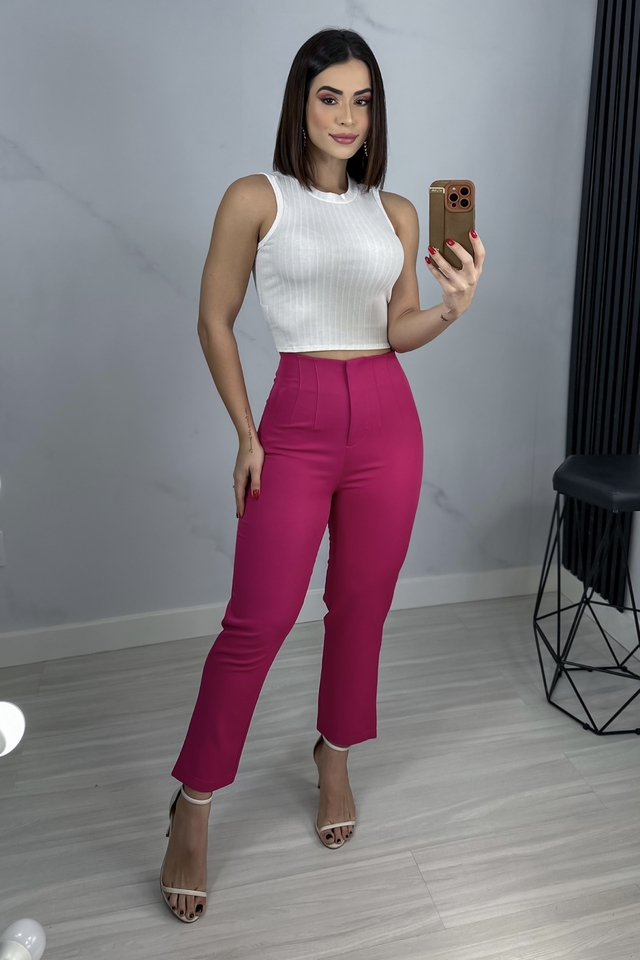 Calça rosa com blusa preta 2025