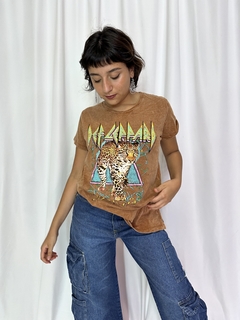 Remera Def Leppard (Marrón) - UP Shop