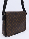 Louis Vuitton Monogram Canvas District PM na internet