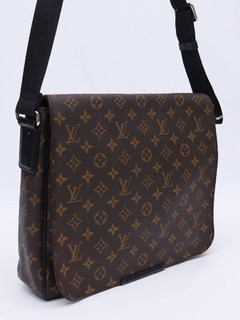 Louis Vuitton Monogram Canvas District PM na internet