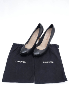 Sapato Chanel em couro e verniz - 39 BRA