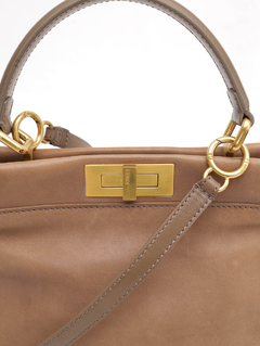 Bolsa Fendi Peekaboo na internet