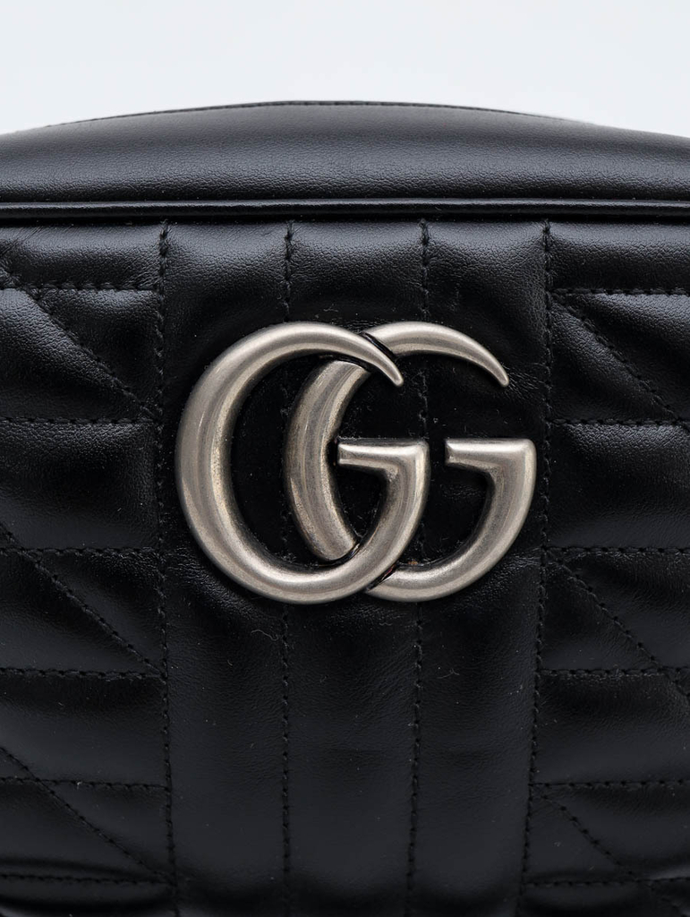 Gucci Bolsa GG Marmont pequena matelassê - Preto - Yu Bolsas