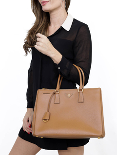 Bolsa Galleria Saffiano Caramel 1M1132 na internet