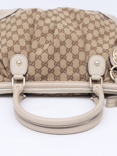 Gucci Beige/White GG Canvas Sukey Top Handle na internet