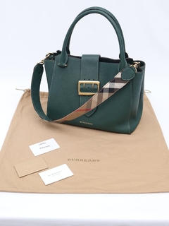 Burberry Green Medium Buckle Tote - comprar online